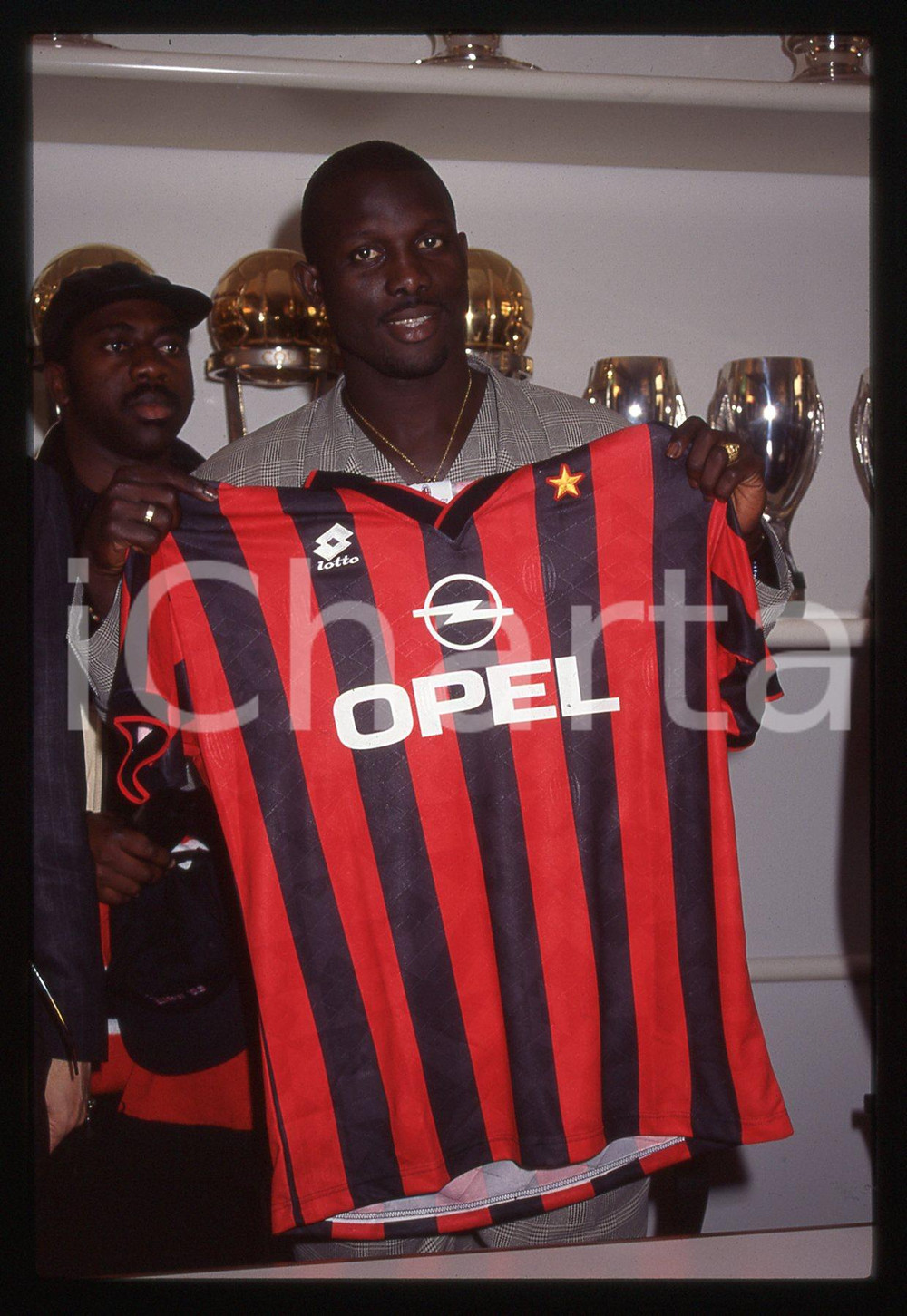 35mm vintage slide* 1995 MILAN George WEAH Conferenza stampa di presentazione 6 Diapositiva d'epoca, in formato 35 mm.CONDIZIONI: GOODTutti i diritti riservatiE' severamente vietata la riproduzione. ICharta mette in vendita, sul negozio eBay e in esclusiva sul sito "icharta" il proprio archivio composto da numerose diapositive e negativi fotografici d'epoca, tutti originali e autentici, che attraversano la storia del costume italiano tra gli la fine degli anni Sessanta e Novanta.Si tratta di uno sguardo inedito sull'attualit&agrave;, la politica, la vita quotidiana, il gossip e la cultura, che fotografa il cambiamento della nazione in quest'ultimo scorcio del XX secolo. Un'occasione unica per il mercato del collezionismo, che vede finalmente disponibile un archivio eccezionale per vastit&agrave;, tematiche e condizioni, in un settore (il negativo fotografico e la diapositiva) di assoluta novit&agrave; e dalle interessanti prospettive di investimento.  originale e autentica 1