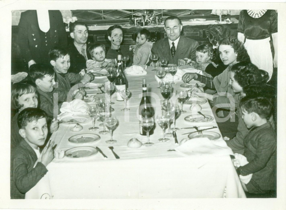 Fotografia d epoca originale 1939 MILANO Famiglia di senzatetto a cena al ristorante Fotografia 1