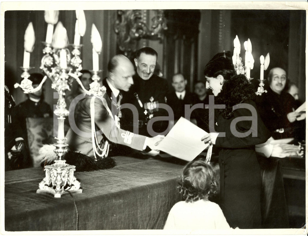 Fotografia d epoca originale 1935 ca MILANO Palazzo MARINO Duca di BERGAMO premia madre Caduto Fotografia 1