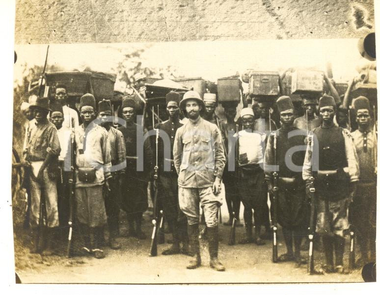 1930 ca CONGO BELGE Charles VOISIN vice-gouverneur parmi ses serviteurs *9x7 cm  Fotografia d'epoca. FAIR/discreto difetti di stampa Formato: 9x7 cm originale e autentica 1
