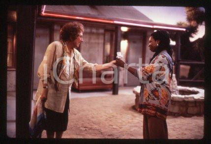 35mm vintage slide*1987 CINEMA "Bagdad Cafe" Marianne SAGEBRECHT, Cch POUNDER/16  Diapositiva d'epoca, in formato 35 mm.CONDIZIONI: GOODE' severamente vietata la riproduzione. Tutti i diritti sono riservati.Nella diapositiva ICharta mette in vendita, sul negozio eBay e in esclusiva sul sito "icharta" il proprio archivio composto da numerose diapositive e negativi fotografici d'epoca, tutti originali e autentici, che attraversano la storia del costume italiano tra gli la fine degli anni Sessanta e Novanta.Si tratta di uno sguardo inedito sull'attualit&agrave;, la politica, la vita quotidiana, il gossip e la cultura, che fotografa il cambiamento della nazione in quest'ultimo scorcio del XX secolo. Un'occasione unica per il mercato del collezionismo, che vede finalmente disponibile un archivio eccezionale per vastit&agrave;, tematiche e condizioni, in un settore (il negativo fotografico e la diapositiva) di assoluta novit&agrave; e dalle interessanti prospettive di investimento. GOOD/buono   originale e autentica 1