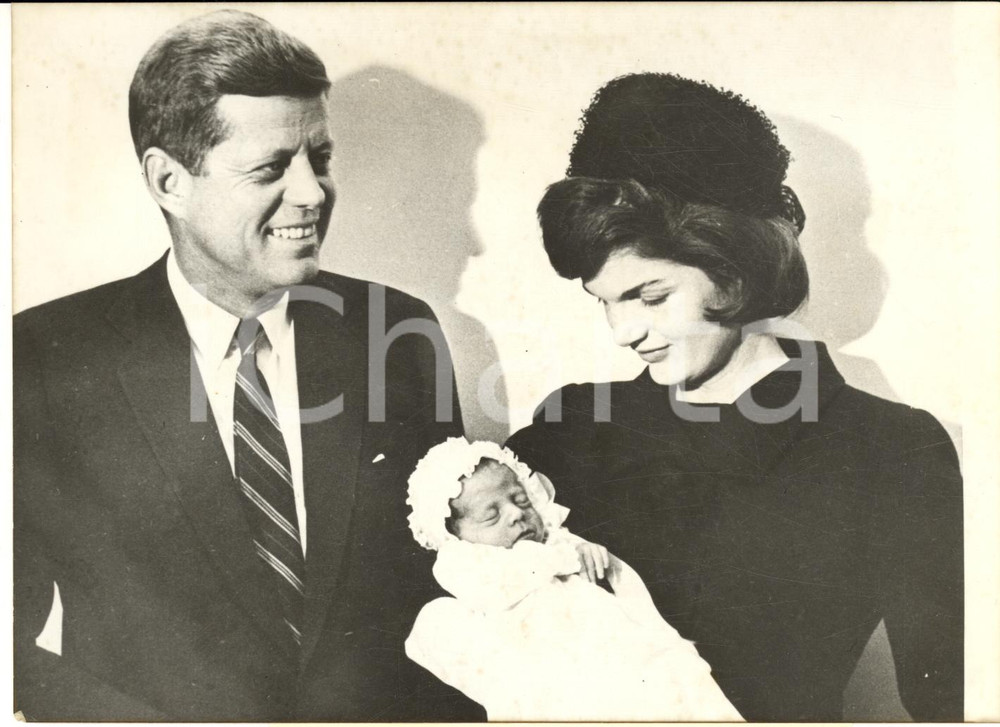 1960 GEORGETOWN John Fitzgerald KENNEDY e Jacqueline al battesimo del figlio  Fotografia d'epoca con didascalia coeva. La fotografia &egrave; scattata in occasione del battesimo di John F. Kennedy jr.  CONDIZIONI: G FORMATO: 18x13 cm     originale e autentica 1