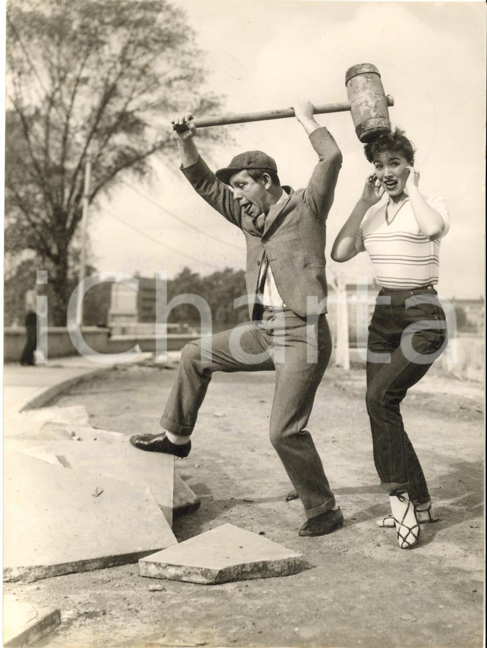 1956 LONDON Norman WISDOM Marion KEENE rehearsing a BBC show with a hammer PHOTO