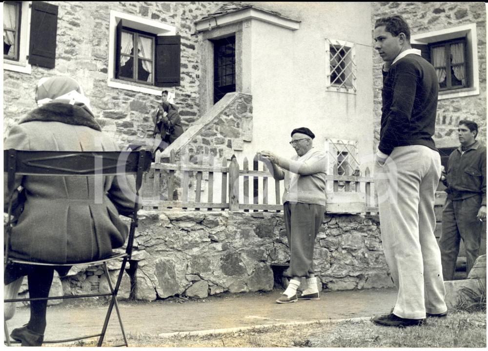 1960 COGNE Pietro NENNI gioca a bocce in vacanza *Fotografia 18x13 cm Fotografia d'epoca, con didascalia coeva al verso. CONDIZIONI: FAIR (aloni al margine inferiore; lieve piegatura al lato sinistro)FORMATO: 18x13 cm     originale e autentica 1