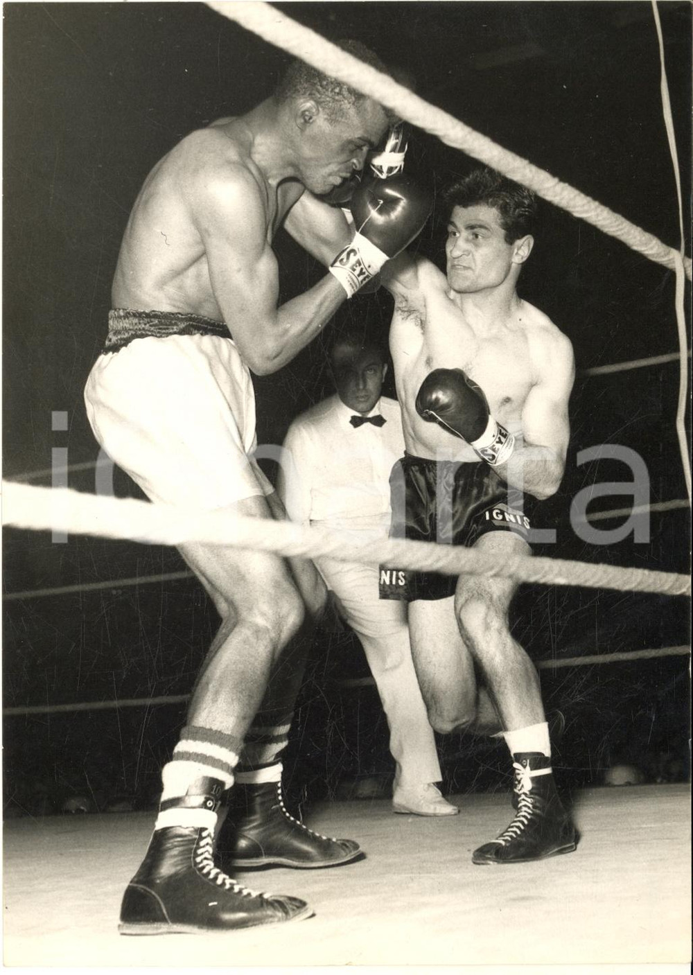 1957 MILANO BOXE Giancarlo GARBELLI batte Tombstone SMITH *Foto 13x18 cm  Fotografia d'epoca con didascalia coeva al versO.   CONDIZIONI: GFORMATO: 13x18 cm     originale e autentica 1