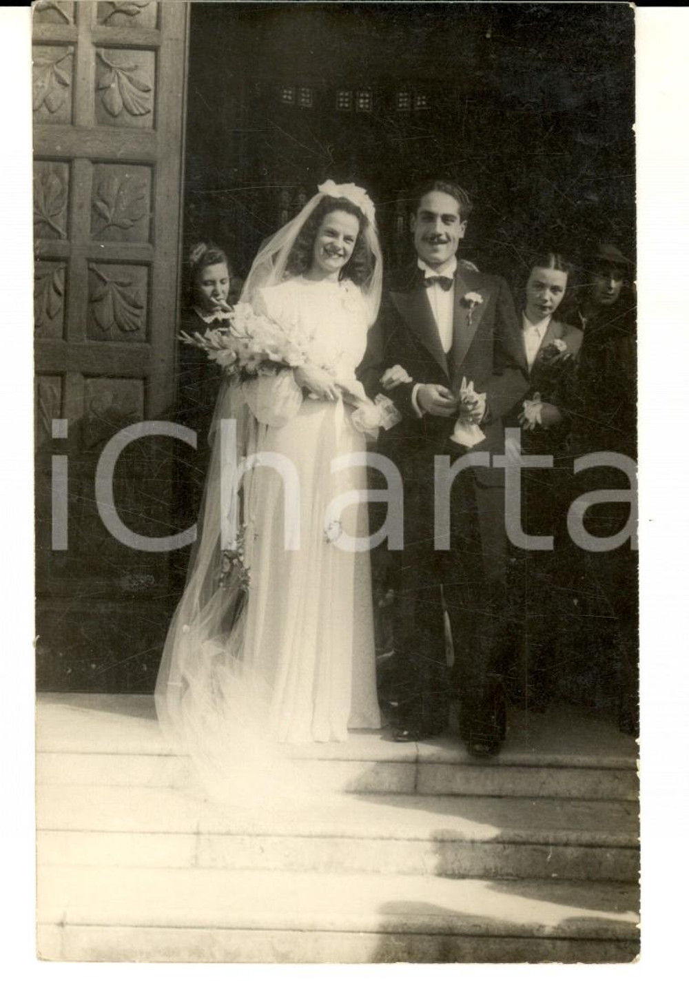 Fotografia d epoca originale 1941 FIUME ISTRIA Sposa sulla soglia della chiesa Foto cartolina MARDESSICH 1
