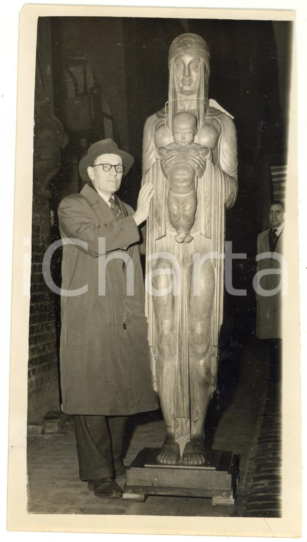 1953 LONDON Royal Academy of Arts - Sculptor David EVANS with "Mother and Child"