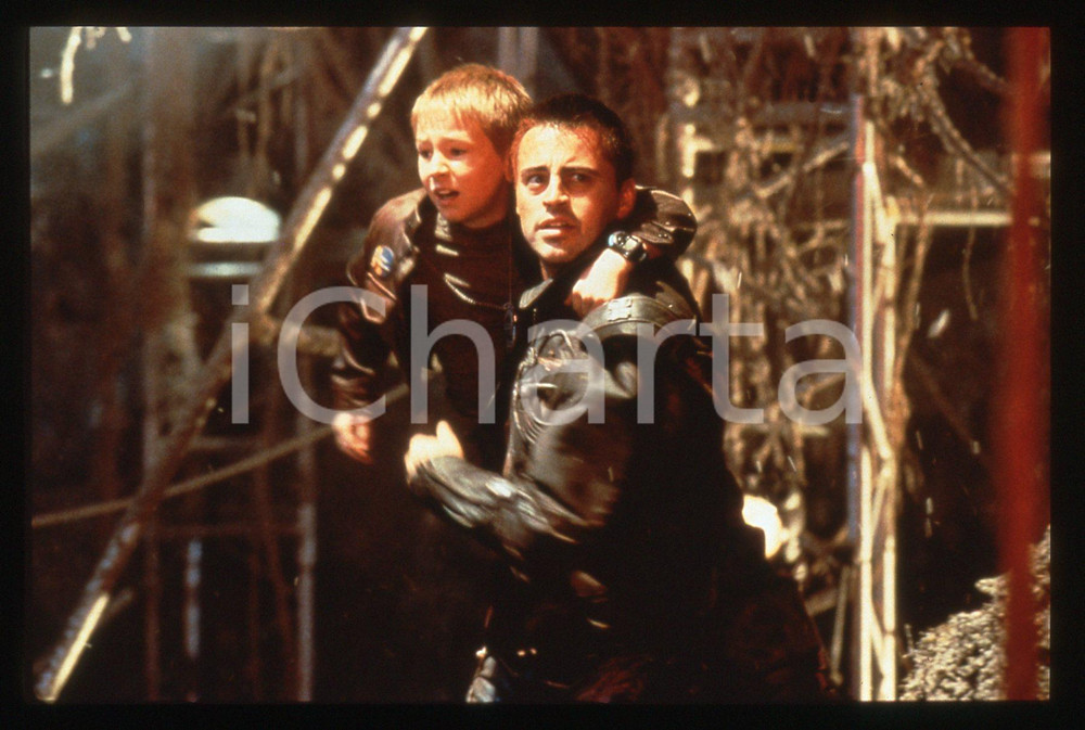 35mm vintage slide* 1998 Film LOST IN SPACE - Matt LEBLANC Jack JOHNSON (1)   Diapositiva d'epoca, in formato 35 mm.  CONDIZIONI: GOOD   Tutti i diritti riservati.E' severamente vietata la riproduzione.  ICharta mette in vendita, sul negozio eBay e in esclusiva sul sito "icharta" il proprio archivio composto da numerose diapositive e negativi fotografici d'epoca, tutti originali e autentici, che attraversano la storia del costume italiano tra gli la fine degli anni Sessanta e Novanta.Si tratta di uno sguardo inedito sull'attualit&agrave;, la politica, la vita quotidiana, il gossip e la cultura, che fotografa il cambiamento della nazione in quest'ultimo scorcio del XX secolo. Un'occasione unica per il mercato del collezionismo, che vede finalmente disponibile un archivio eccezionale per vastit&agrave;, tematiche e condizioni, in un settore (il negativo fotografico e la diapositiva) di assoluta novit&agrave; e dalle interessanti prospettive di investimento.   originale e autentica 1