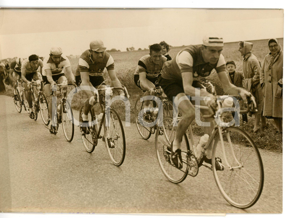 1956 CICLISMO TOUR DE FRANCE Jean MALLEJAC guida il gruppo *Foto 18x13 cm Fotografia d'epoca con didascalia coeva.  CONDIZIONI: FAIR (alone diffuso; difetto di stampa al margine sinistro) FORMATO: 18x13 cm     originale e autentica 1