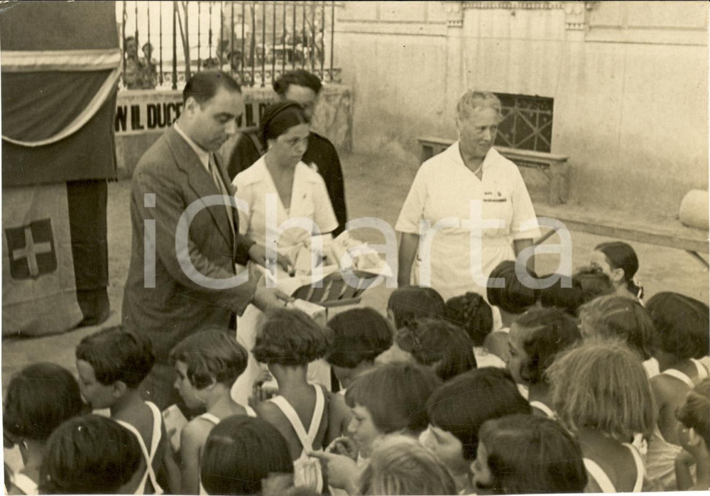Fotografia d'epoca originale 1936 ROMA Bambini delle Colonie Climatiche ricevono la merenda *Fotografia 1