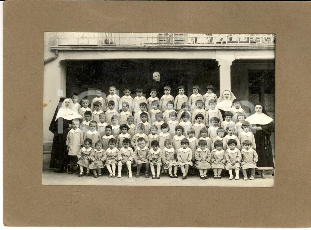 Fotografia d epoca originale 1930 ca PINEROLO TO Bambini scuola materna con suore e sacerdote Foto TAVERA 1