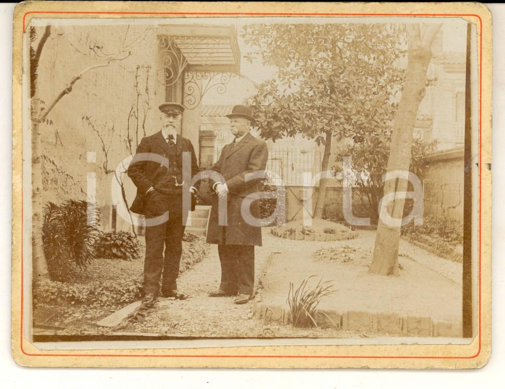Fotografia d epoca originale 1910 ca FRANCE Portiere d albergo in un cortile Fotografia VINTAGE 13x10 1