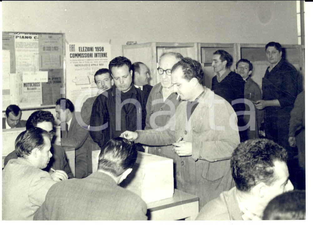 1958 TORINO Elezioni alla FIAT - Operai e impiegati al voto *Foto 18x13 cm Fotografia d'epoca con didascalia coeva.  CONDIZIONI: FAIR (graffi superficiali) FORMATO: 18x13 cm     originale e autentica 1