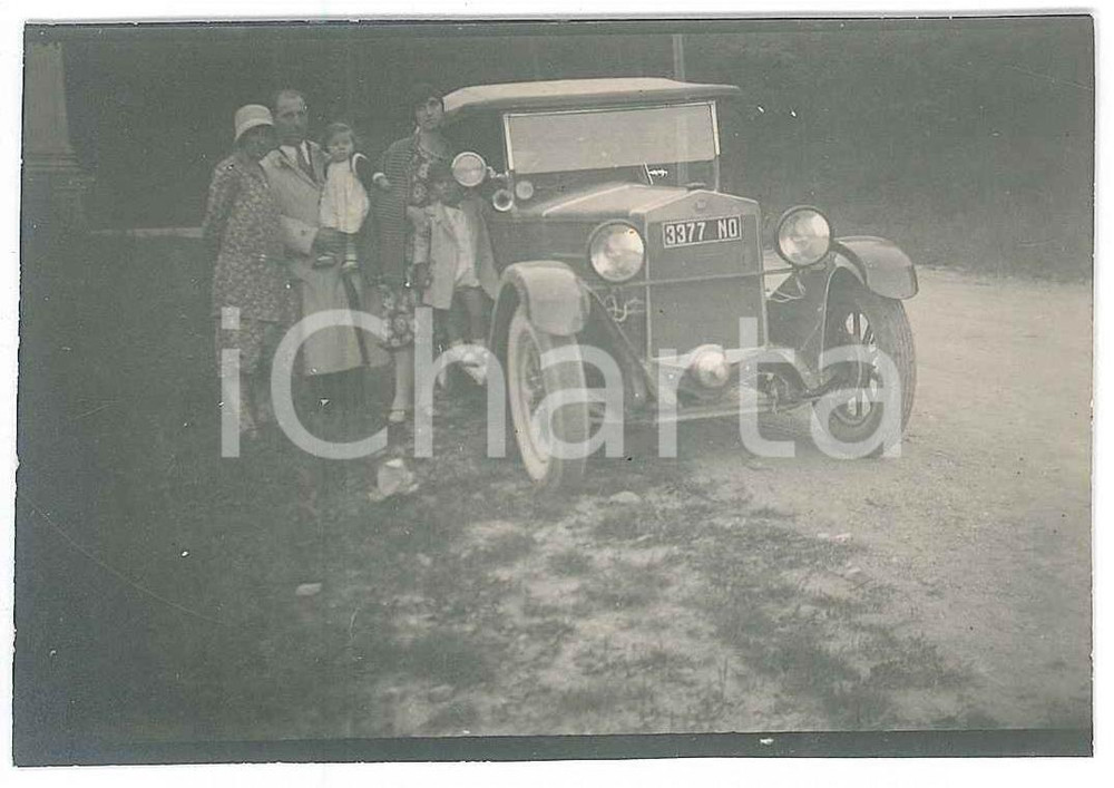 Fotografia d epoca originale 1930 ca FRANCE ? Family portrait with car  Photo 8x6 cm 1