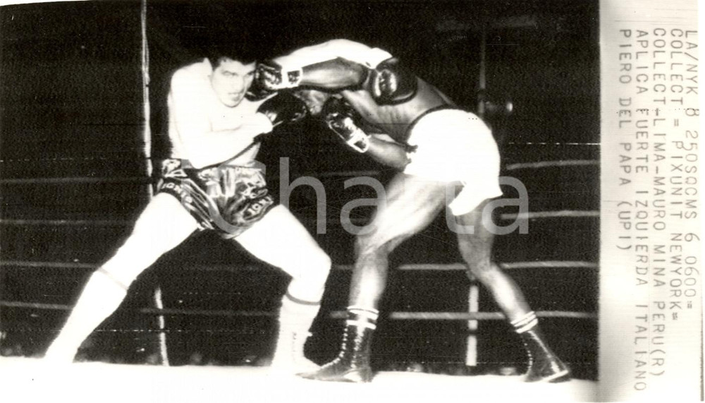 Fotografia d'epoca originale 1965 LIMA (PERU) BOXE Pugile Mauro MINA contro Piero DEL PAPA *Telefoto 1