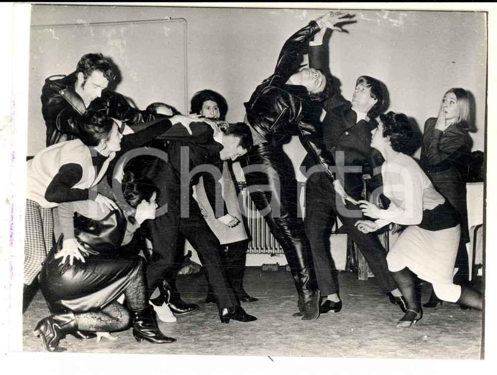 Fotografia d epoca originale 1963 LONDON WEST END Ballerini acrobatici nel BEATLE BALLETTO Foto 18x13 1