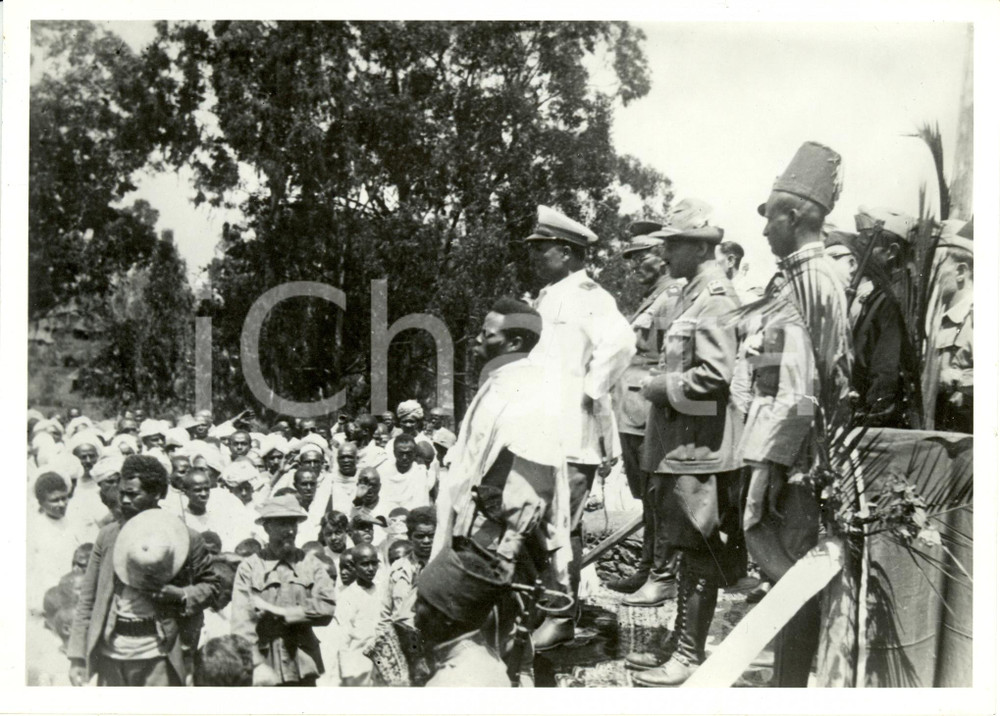 Fotografia d epoca originale 1938 GORE Etiopia A.O.I. Commissario del Governo parla alla folla Fotografia 1