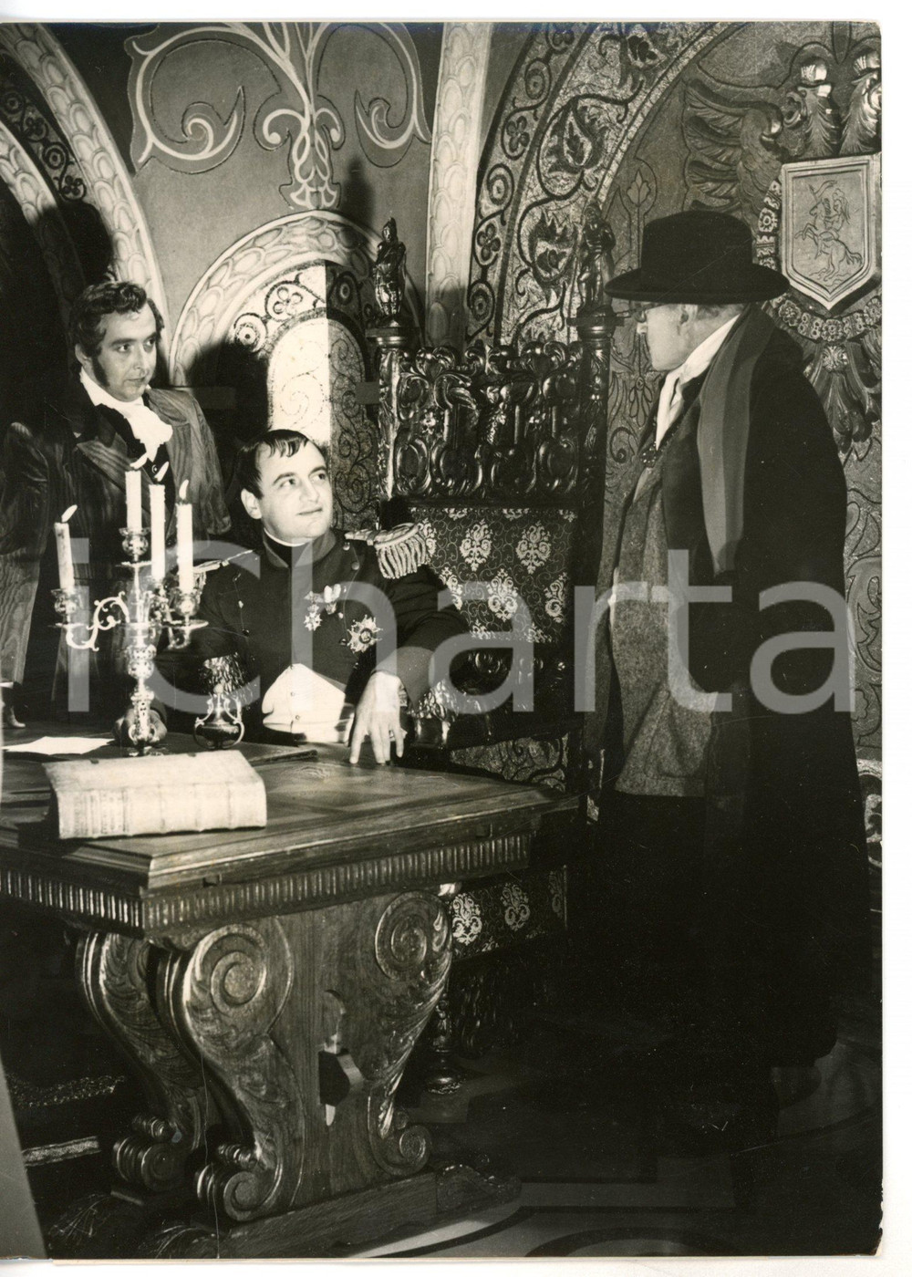 1954 CINEMA "NapolÃ©on" - Raymond PELLEGRIN con il regista Sacha GUITRY sul set Fotografia d'epoca con didascalia coeva al verso. CONDIZIONI: FAIR (piegatura al margine inferiore)FORMATO: 13x18 cm      originale e autentica 1