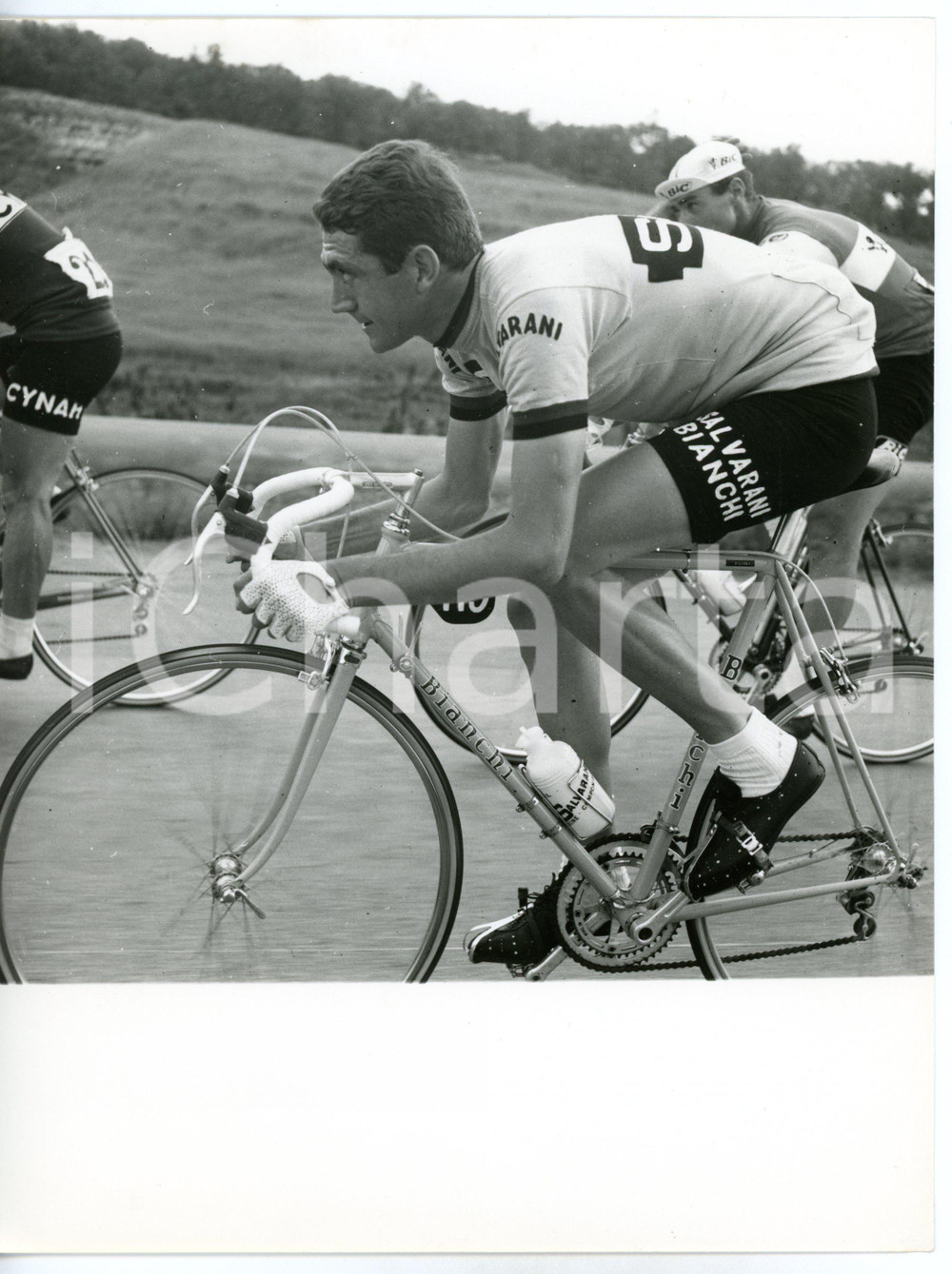 1967 CICLISMO GIRO D'ITALIA Firenze-Chianciano Terme - Italo ZILIOLI nel gruppo Fotografia d'epoca con didascalia coeva.  CONDIZIONI: G (ma lievi difetti di stampa) FORMATO: 18x24 cm     originale e autentica 1