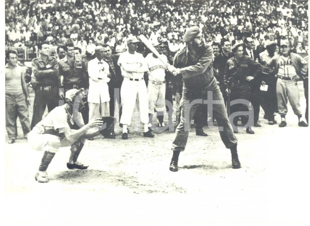 1962 CUBA Fidel CASTRO dÃ  il primo colpo al campionato di baseball *Foto  Fotografia d'epoca con didascalia coeva. CONDIZIONI: G (ma bassa qualit&agrave; di stampa)FORMATO: 18x13 cm     originale e autentica 1