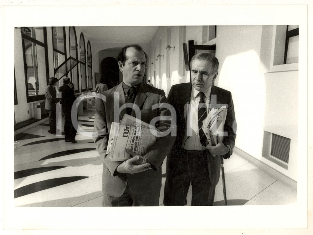 Fotografia d epoca originale 1986 MILANO Convegno POLITEIA  Enzo TORTORA con Bruno PELLEGRINO Foto 24x18 1