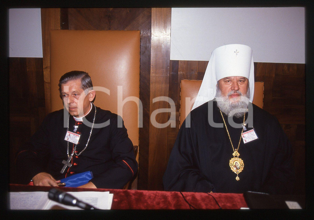 35mm vintage slide* 1993 MILANO Cardinale Jozef GLEMP Metropolita AGAFANGEL (1)  Diapositiva d'epoca, in formato 35 mm. Nella diapositiva compaiono il cardinale J&oacute;zef Glemp e il metropolita di Odessa Aleksij Savvin Agafangel, ospiti del VII Meeting Internazionale Interreligioso per la Pace dal titolo "Terra degli uomini, invocazioni a Dio", organizzato dalla Comunit&agrave; di Sant'Egidio e svoltosi tra il 19 e il 22 settembre 1993 a Milano.CONDIZIONI: GOOD  Tutti i diritti riservati.E' severamente vietata la riproduzione. ICharta mette in vendita, sul negozio eBay e in esclusiva sul sito "icharta" il proprio archivio composto da numerose diapositive e negativi fotografici d'epoca, tutti originali e autentici, che attraversano la storia del costume italiano tra gli la fine degli anni Sessanta e Novanta.Si tratta di uno sguardo inedito sull'attualit&agrave;, la politica, la vita quotidiana, il gossip e la cultura, che fotografa il cambiamento della nazione in quest'ultimo scorcio del XX secolo. Un'occasione unica per il mercato del collezionismo, che vede finalmente disponibile un archivio eccezionale per vastit&agrave;, tematiche e condizioni, in un settore (il negativo fotografico e la diapositiva) di assoluta novit&agrave; e dalle interessanti prospettive di investimento.  originale e autentica 1