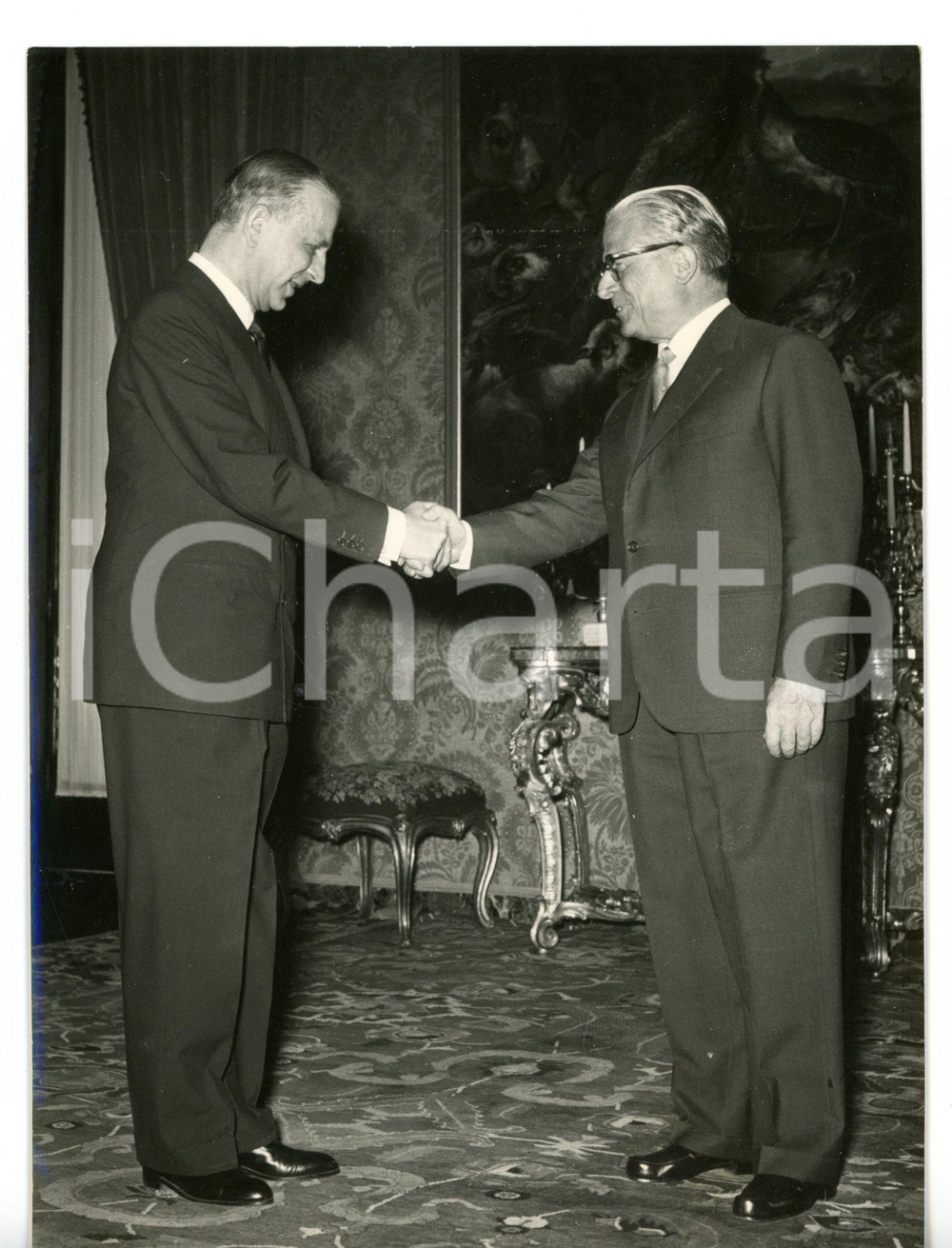 1957 ROMA Giovanni GRONCHI riceve Cleon SYNDIKAS ambasciatore di GRECIA *Foto Fotografia d'epoca con didascalia coeva al verso. CONDIZIONI: GFORMATO: 13x18 cm     originale e autentica 1
