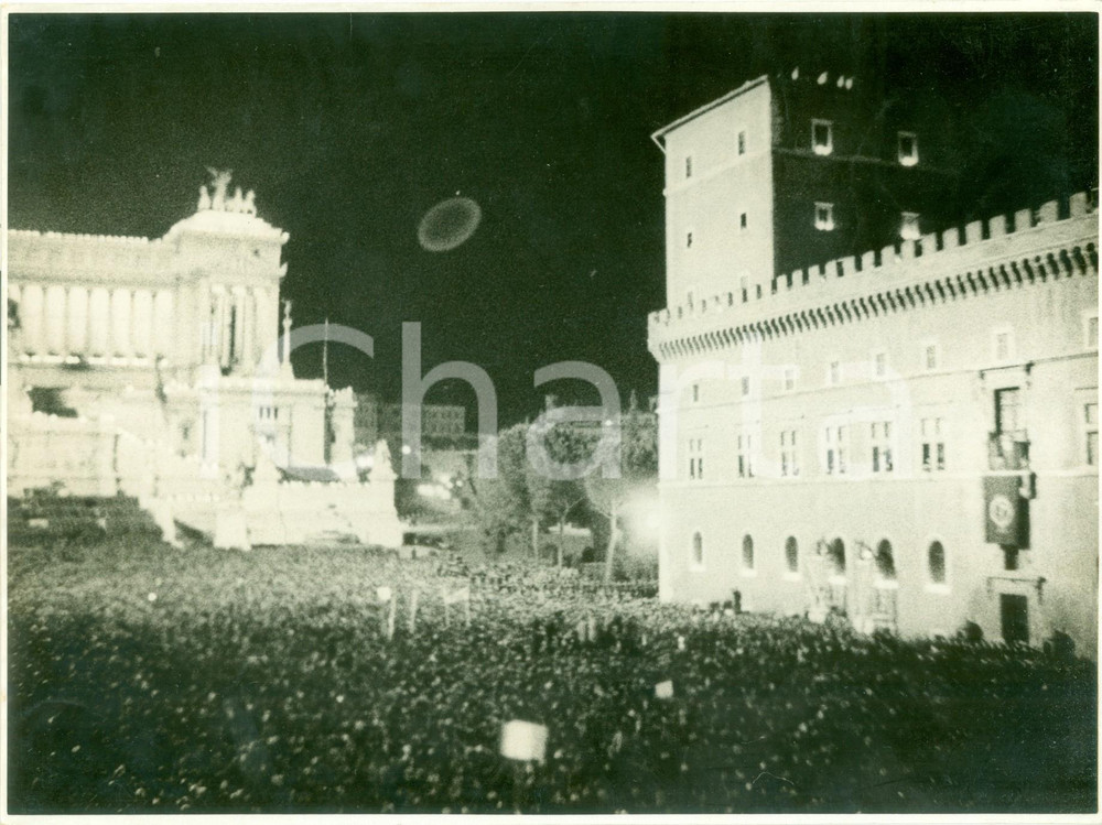 Fotografia d epoca originale 1936 ROMA Folla in Piazza VENEZIA per conquista di ADDIS ABEBA Foto INEDITA 1