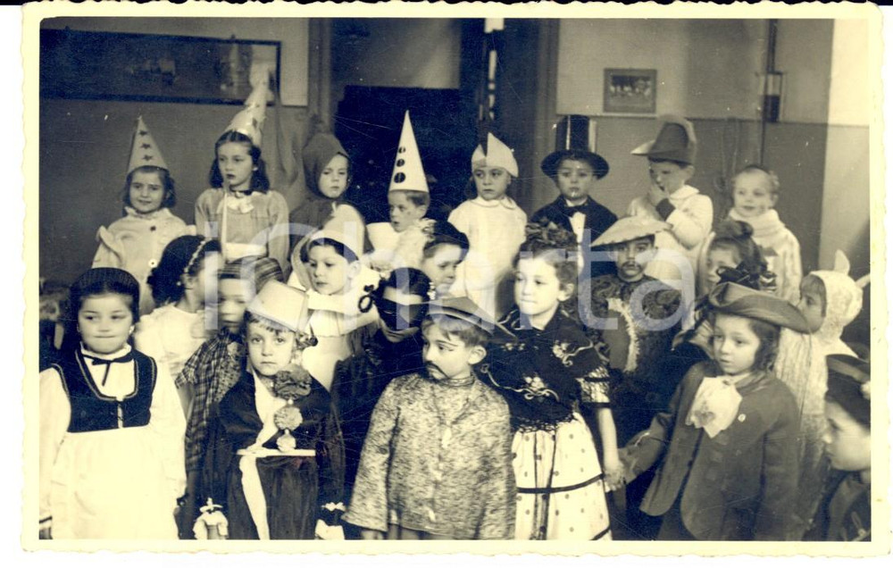 Fotografia d epoca originale 1952 MILANO ? Bambini in maschera a una festa di CARNEVALE Foto VINTAGE 1