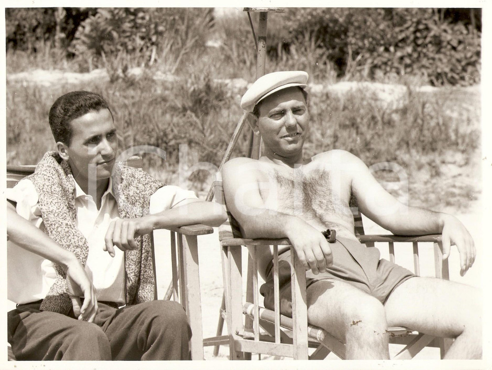 Fotografia d epoca originale 1955 ca CINEMA ITALIANO Piero NUCCORINI osserva le riprese Foto 24x18cm 1