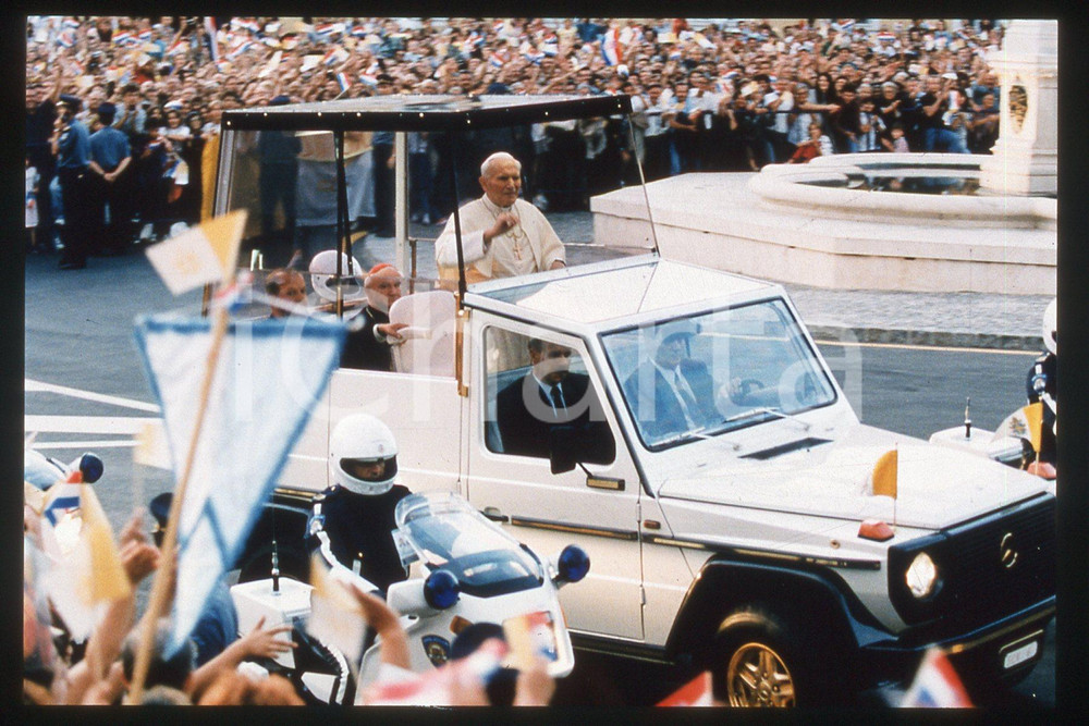 35mm vintage slide* 1994 Zagreb Hippodrome Giovanni Paolo II in a Popemobile  Diapositiva d'epoca, in formato 35 mm.CONDIZIONI: GOODE' severamente vietata la riproduzione. Tutti i diritti sono riservati.Nella diapositiva ICharta mette in vendita, sul negozio eBay e in esclusiva sul sito "icharta" il proprio archivio composto da numerose diapositive e negativi fotografici d'epoca, tutti originali e autentici, che attraversano la storia del costume italiano tra gli la fine degli anni Sessanta e Novanta.Si tratta di uno sguardo inedito sull'attualit&agrave;, la politica, la vita quotidiana, il gossip e la cultura, che fotografa il cambiamento della nazione in quest'ultimo scorcio del XX secolo. Un'occasione unica per il mercato del collezionismo, che vede finalmente disponibile un archivio eccezionale per vastit&agrave;, tematiche e condizioni, in un settore (il negativo fotografico e la diapositiva) di assoluta novit&agrave; e dalle interessanti prospettive di investimento.  FAIR/discreto   originale e autentica 1