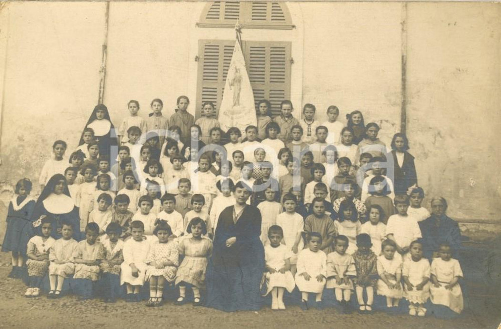 1910 ca ITALIA Bambine di istituto religioso con suore e maestre *Foto cartolina