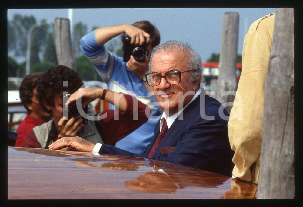 35mm vintage slide* 1983 VENEZIA Federico FELLINI in motoscafo - Photocall (4)
