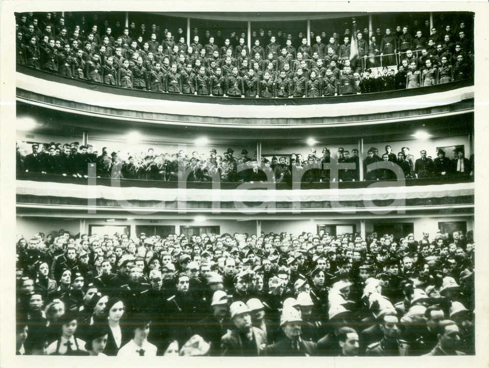 Fotografia d epoca originale 1939 MILANO Organizzazioni giovanili fasciste a rapporto a teatro Fotografia 1