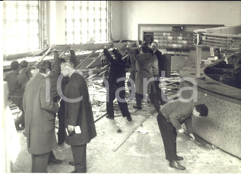 1962 ISSY-LES-MOULINEAUX Attentat avec voiture piégée - Bureau de poste dévasté