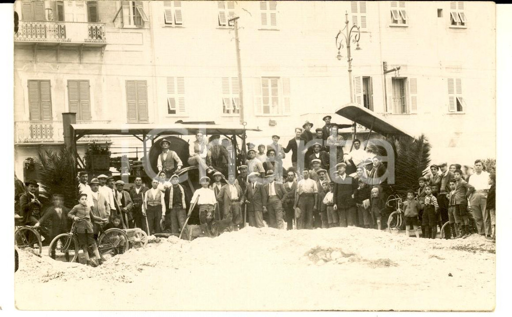 Fotografia d epoca originale 1920 ca NORD ITALIA Cittadini con carretti in una piazza innevata Foto CURIOSA 1