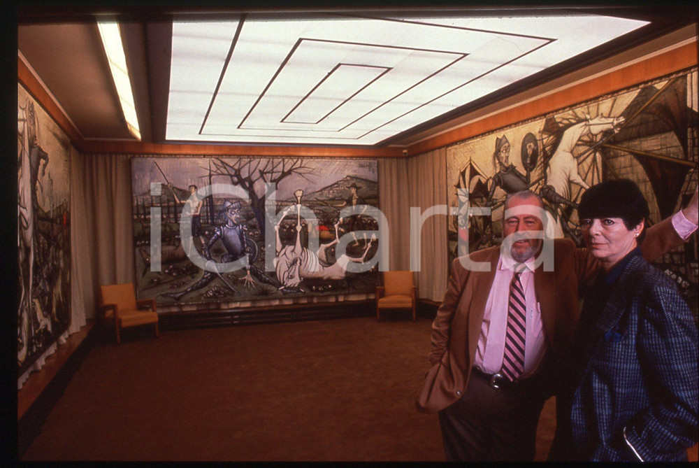 35mm vintage slide* 1990 ca NEW YORK Bernard e Annabel BUFFET - Ritratto (1)  Diapositiva d'epoca, in formato 35 mm. CONDIZIONI: GOOD  Tutti i diritti riservati.E' severamente vietata la riproduzione. ICharta mette in vendita, sul negozio eBay e in esclusiva sul sito "icharta" il proprio archivio composto da numerose diapositive e negativi fotografici d'epoca, tutti originali e autentici, che attraversano la storia del costume italiano tra gli la fine degli anni Sessanta e Novanta.Si tratta di uno sguardo inedito sull'attualit&agrave;, la politica, la vita quotidiana, il gossip e la cultura, che fotografa il cambiamento della nazione in quest'ultimo scorcio del XX secolo. Un'occasione unica per il mercato del collezionismo, che vede finalmente disponibile un archivio eccezionale per vastit&agrave;, tematiche e condizioni, in un settore (il negativo fotografico e la diapositiva) di assoluta novit&agrave; e dalle interessanti prospettive di investimento.  originale e autentica 1