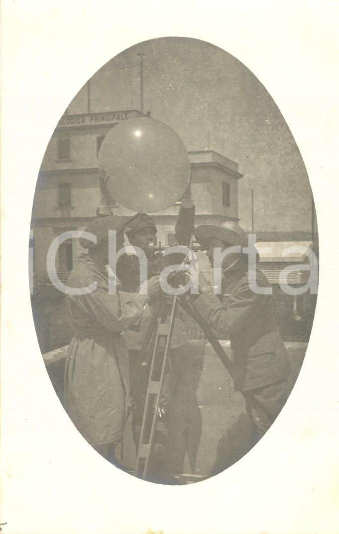 Fotografia d epoca originale 1910 ca Fanteria con strumento di misura e pallone a gas VINTAGE FP NV 1