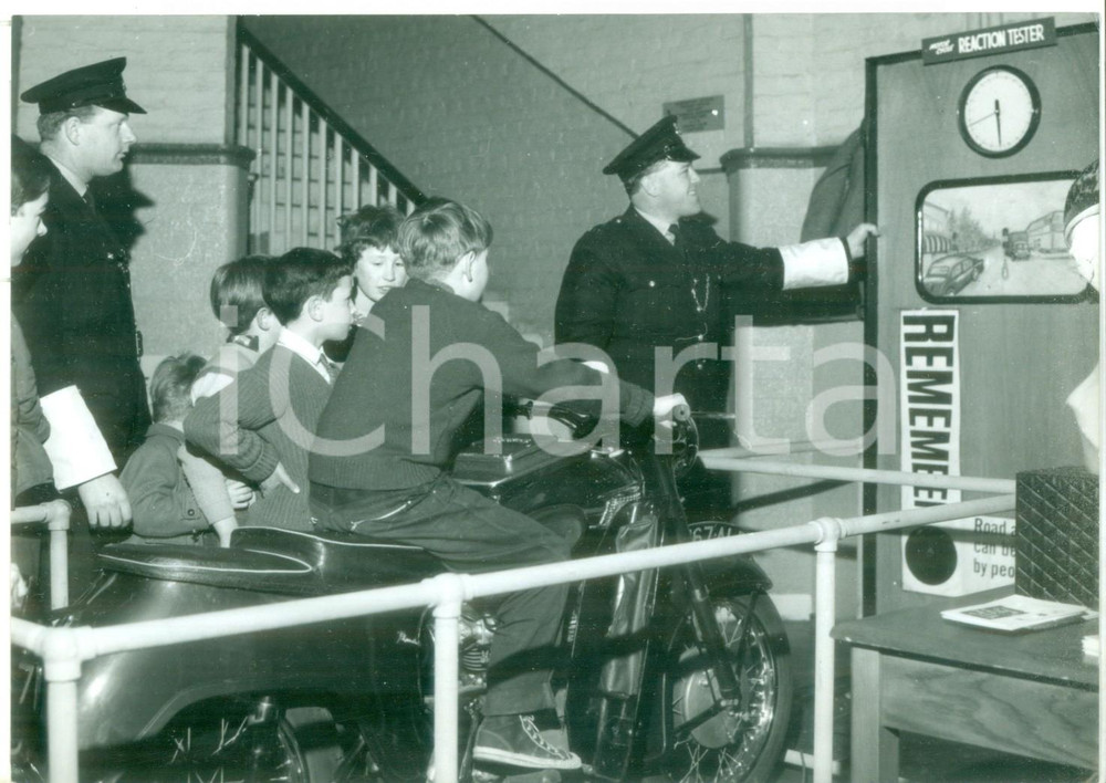 Fotografia d epoca originale 1964 LONDON Police Show  Poliziotto tiene una lezione di educazione stradale 1