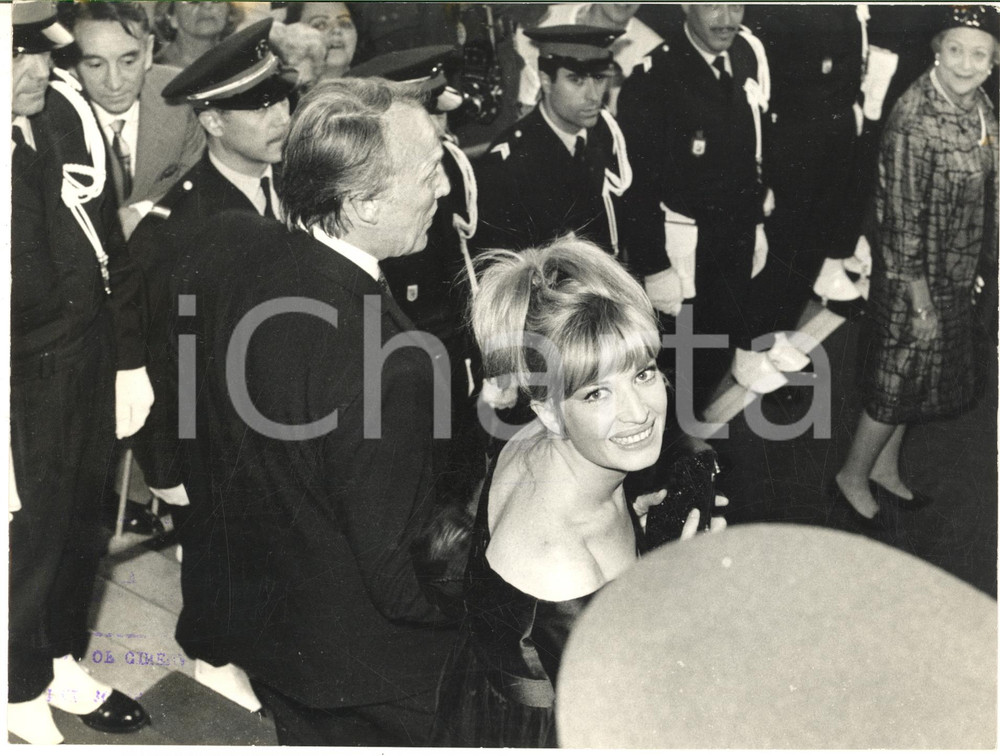 1966 FESTIVAL DI CANNES Monica VITTI alla prima di "Modesty Blaise" - Foto 24x18