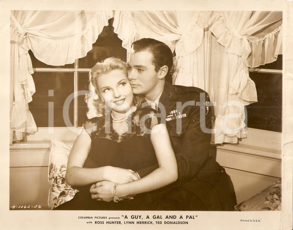 Fotografia d epoca originale 1945 A GUY, A GAL AND A PAL Ross HUNTER Lynn MERRICK si abbracciano Foto 1