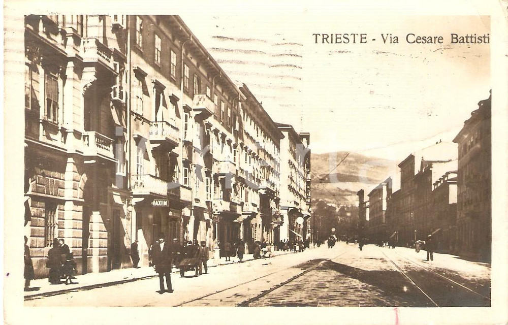 Cartolina originale da collezione 1922 TRIESTE Passanti e negozio MAXIM in Via Cesare Battisti Cartolina FP VG 1