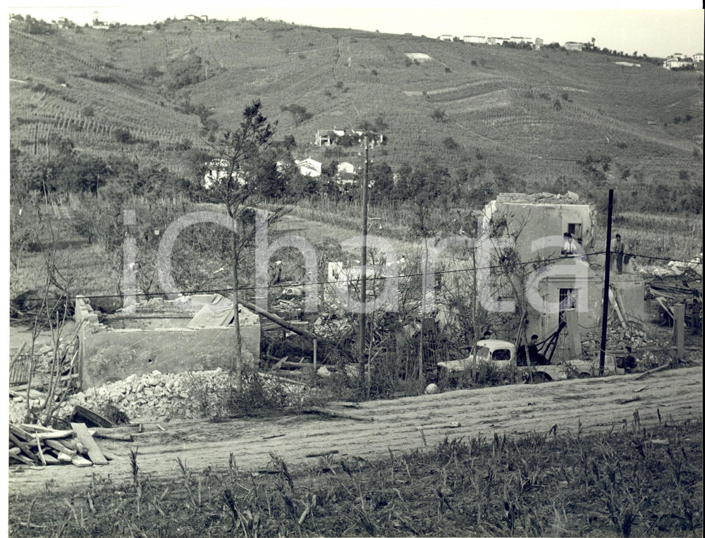 Fotografia d epoca originale 1957 ROBECCO PAVESE Campagna danneggiata dal tornado Foto CARRARO 23x17 1