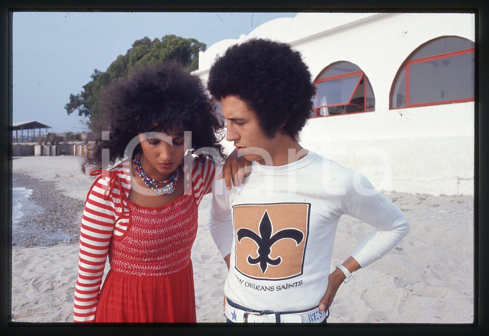 35mm vintage slide* 1970 ca CATANIA (?) Gianni Marcella BELLA in spiaggia (1)