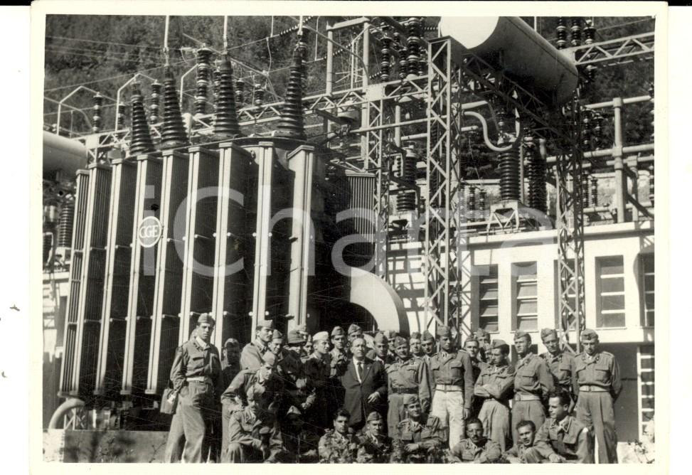 Fotografia d epoca originale 1940 ca AREA LOMBARDA ? Militari con dirigente CGE presso impianto Foto 12x8 1