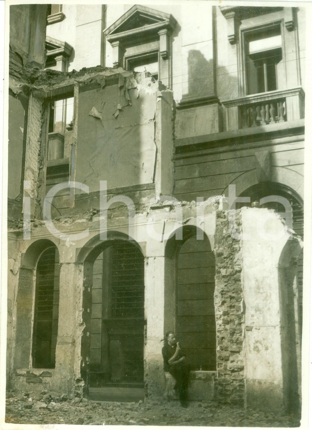 Fotografia d epoca originale 1939 MILANO Uomo mangia un gelato tra le rovine della Casa dei MARTINITT Foto 1