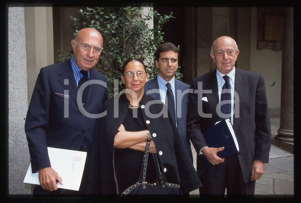 35mm vintage slide* 2004 MILANO INCONTRA LA MODA Beppe MODENESE Mario BOSELLI 2 Nella diapositiva compare inoltre Carla Vanni. Diapositiva d'epoca, in formato 35 mm. CONDIZIONI: GOODE' severamente vietata la riproduzione. Tutti i diritti sono riservati. ICharta mette in vendita, sul negozio eBay e in esclusiva sul sito "icharta" il proprio archivio composto da numerose diapositive e negativi fotografici d'epoca, tutti originali e autentici, che attraversano la storia del costume italiano tra gli la fine degli anni Sessanta e Novanta.Si tratta di uno sguardo inedito sull'attualit&agrave;, la politica, la vita quotidiana, il gossip e la cultura, che fotografa il cambiamento della nazione in quest'ultimo scorcio del XX secolo. Un'occasione unica per il mercato del collezionismo, che vede finalmente disponibile un archivio eccezionale per vastit&agrave;, tematiche e condizioni, in un settore (il negativo fotografico e la diapositiva) di assoluta novit&agrave; e dalle interessanti prospettive di investimento.  originale e autentica 1