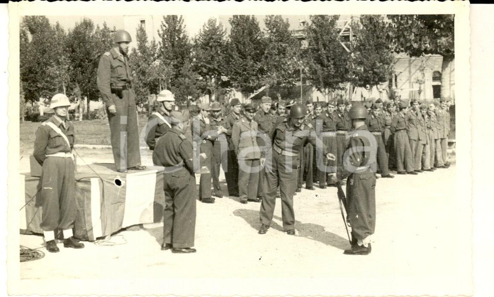 1947 MODENA Caserma Ottavo Campale - Cerimonia di premiazione *Foto 14x9 Fotografia d'epoca.CONDIZIONI: GFORMATO: 14x9 cm     originale e autentica 1