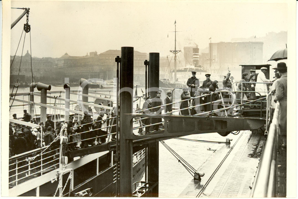 Fotografia d epoca originale 1939 NAPOLI Sbarco di 496 italiani rimpatriati dalla TUNISIA Fotografia 1