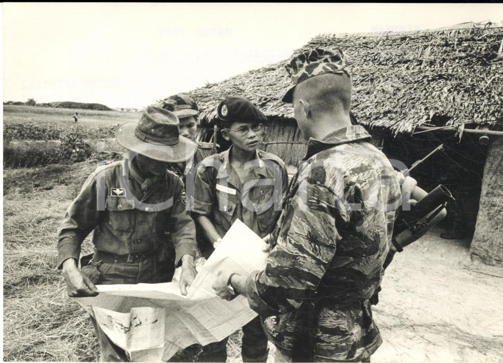 1965 GUERRA DEL VIETNAM Ufficiali USA istruiscono forze sudvietnamite *Foto